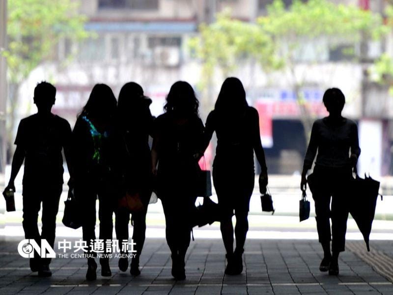 全球經濟仍未見明顯復甦，國發會28日發布2月景氣對策信號為低迷藍燈，綜合判斷分數上升至16分，為連續第9個藍燈，與金融海嘯時期2008年9月開始連9藍，並列史上第三長。 圖：中央社資料照片