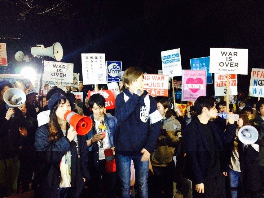反對新安保法的學生民眾自28日晚間就發起抗爭，在日本國會前過夜抗議。 圖：翻攝SEALDs臉書