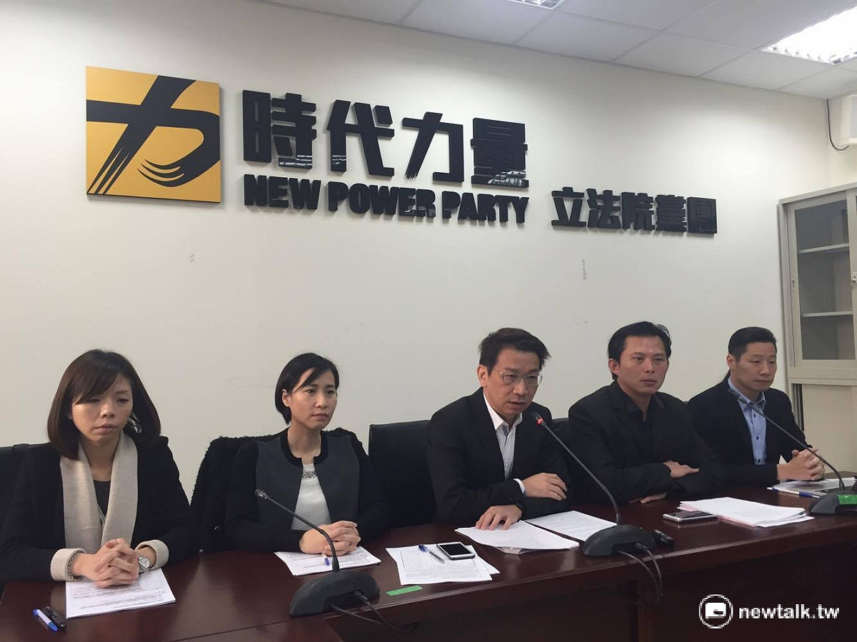 時代力量黨團29日召開記會會，針對內湖女童命案表示看法，黨主席黃國昌（右二）表示，在社會還未凝聚共識前，時代力量不會貿然提出政策。 圖：鄭佑漢攝