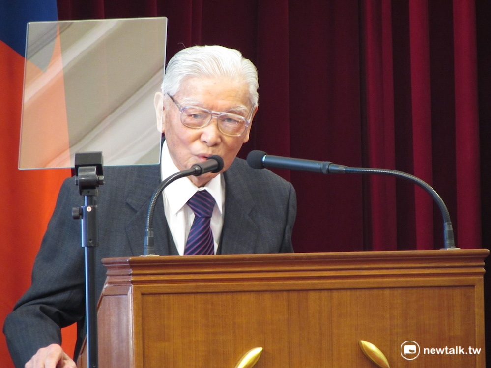 總統府29日舉行「經國廳」命名揭牌典禮，特別邀請追隨前總統蔣經國16年， 擔任重要文膽工作的總統府副秘書長張祖詒上台致詞。 圖：邱珮文/攝