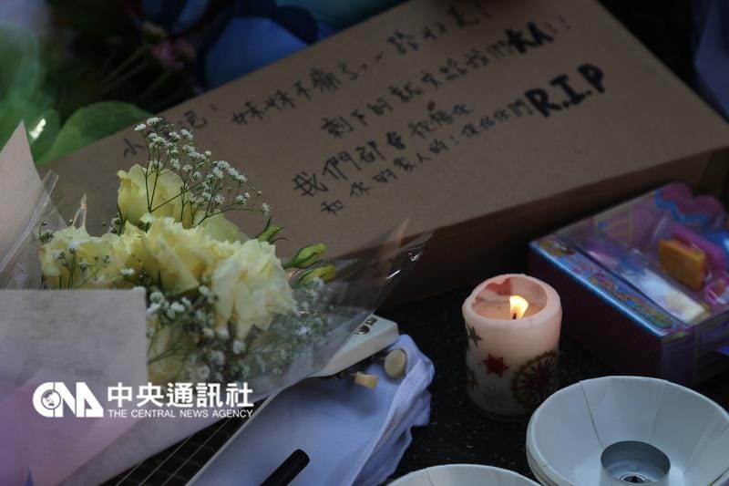 台北市內湖區28日發生4歲女童遭人砍殺致死案，案發現場附近有民眾點起蠟燭，經過一夜後，29日清晨仍有蠟燭亮著。 圖：中央社