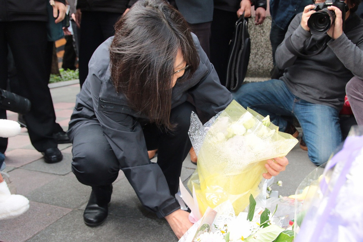 準總統蔡英文29日下午到28日的內湖女童命案現場獻花致意。 圖：民進黨記者聯誼會提供