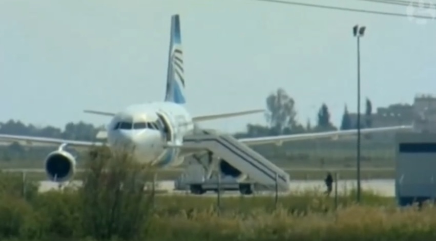 埃及航空公司（EgyptAir）1架班機29日上午遭劫持迫降賽普勒斯拉納卡機場（Larnaca）後，劫機犯投降被捕，機上所有人員全都平安脫險。 圖：翻攝網路