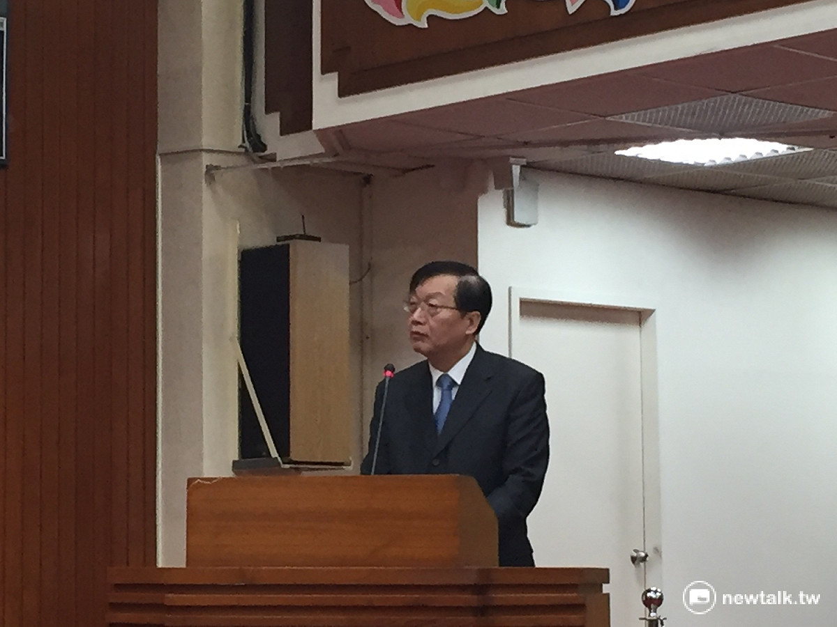 內政部長陳威仁30日出席立院內政委員會備詢前接受媒體訪問，表示將提高地方、社政單位聯繫。 圖：鄭佑漢攝