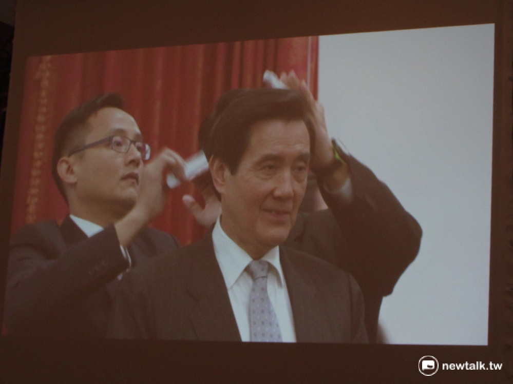總統馬英九與總統當選人蔡英文30日在台北賓館東廂舉行「雙英會」，提前抵達的馬英九在等待蔡英文時梳頭畫面被轉播。 圖：邱珮文/攝