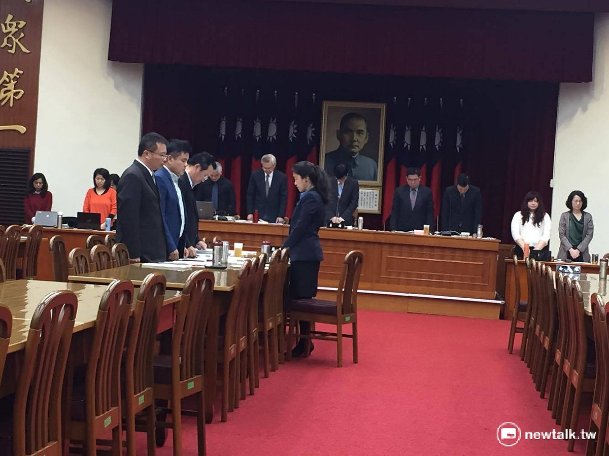 立法院內政質詢委員會30日在立院，對近日隨機殺人案件的死傷者，內政委員所有立委、官員及議事人員起立致哀1分鐘。 圖：鄭佑漢攝