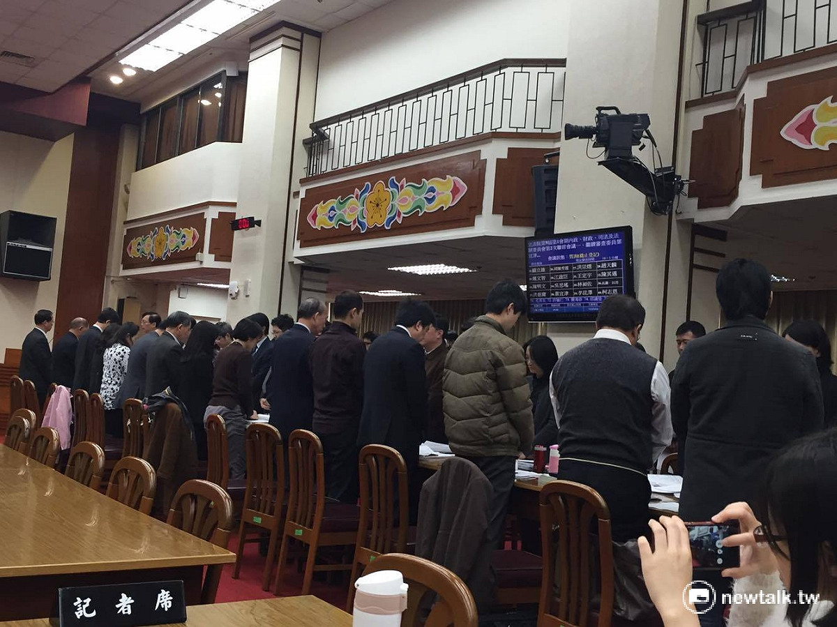 立法院內政質詢委員會30日在立院，對近日隨機殺人案件的死傷者，內政委員所有立委、官員及議事人員起立致哀1分鐘。 圖：鄭佑漢攝