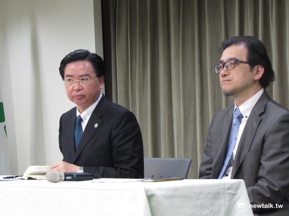 民進黨秘書長吳釗燮與副秘書長劉建忻在中央黨部召開記者會，轉述「雙英會」內容。 圖：邱珮文/攝