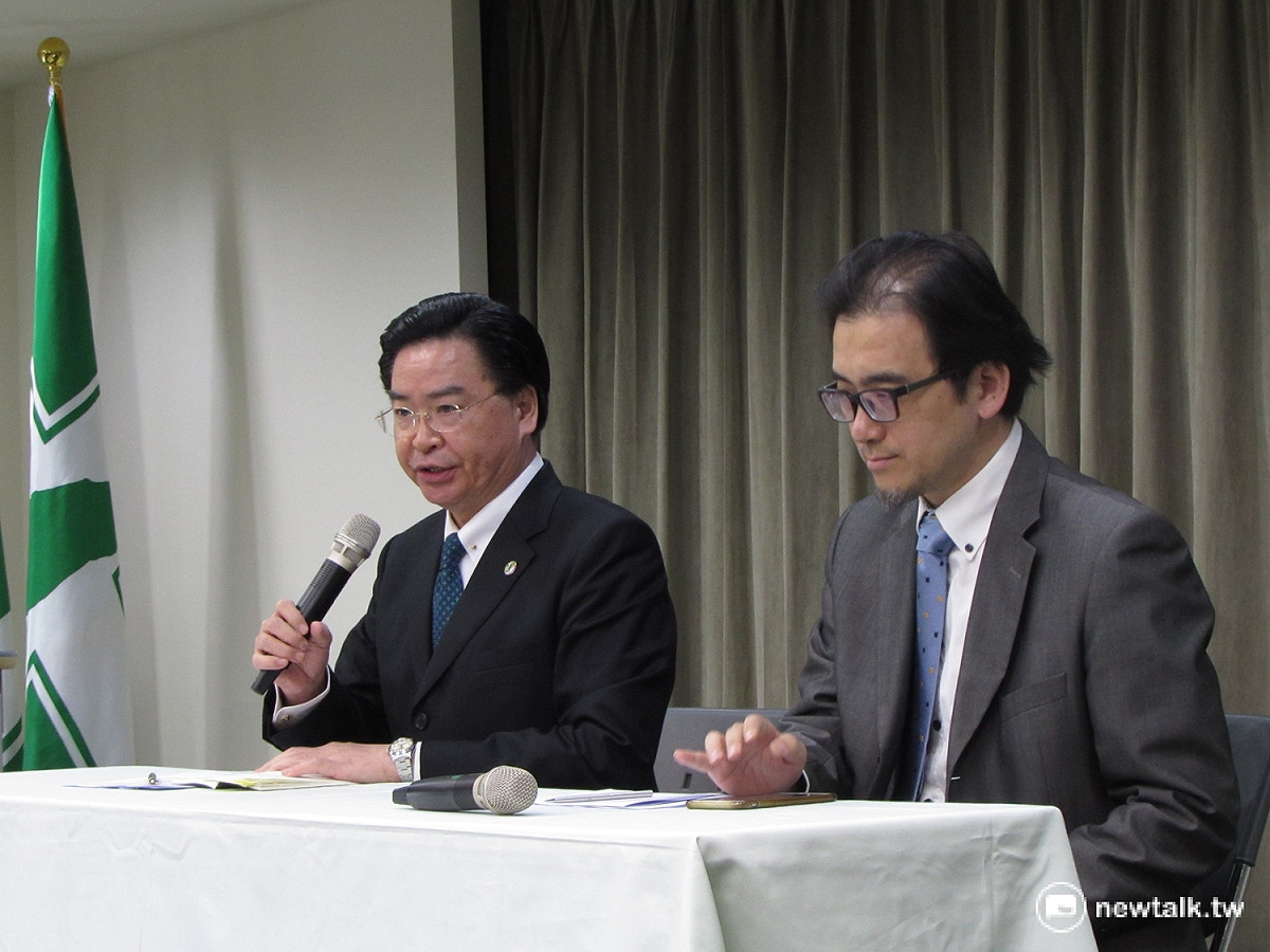民進黨秘書長吳釗燮30日在中央黨部共同召開記者會，轉述「雙英會」內容。 圖：邱珮文/攝