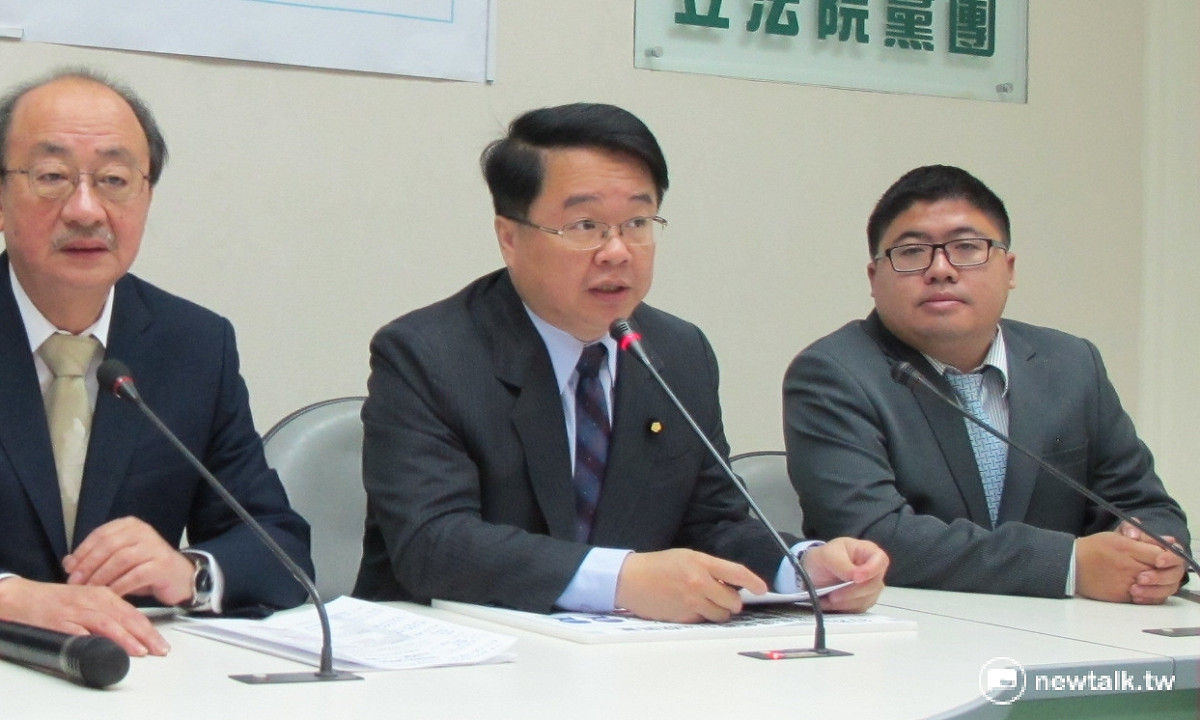 民進黨立院黨團幹事長吳秉叡（中）30日表示，民進黨版兩岸協議監督機條例個審議期限，不是張慶忠條款。 圖：新頭殼資料照片