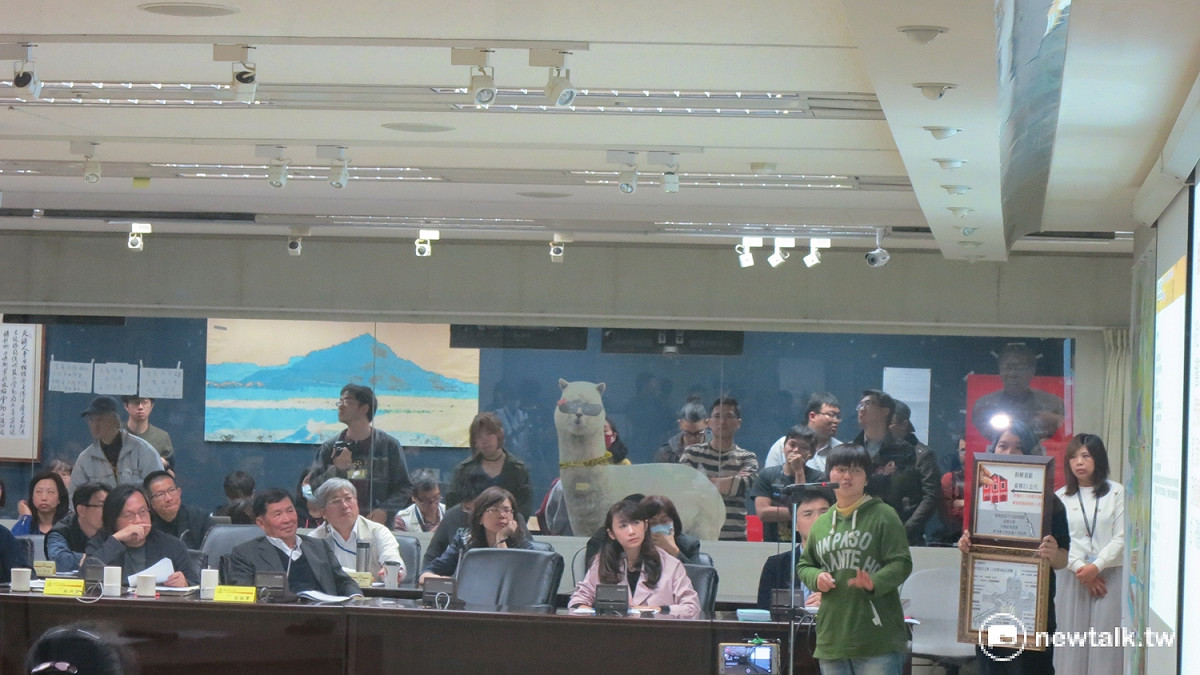 針對三井倉庫遷移案，北市文資會第3度開會審議，不過歷經4小時討論，雙方仍無共識。 圖：呂佳峻/攝