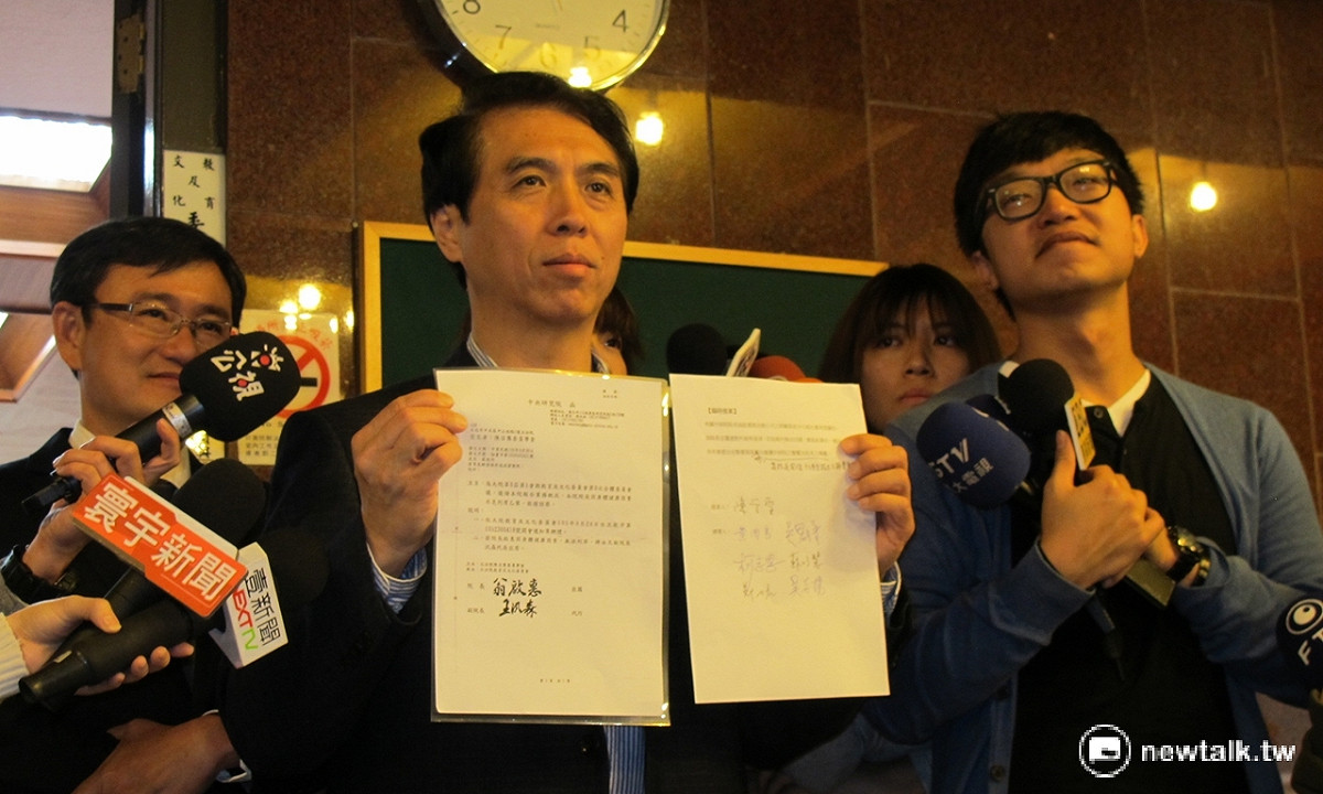 立法院教育委員會召委陳學聖（中）31日出示中研院院長翁啟惠請假理由。 圖：林朝億/攝