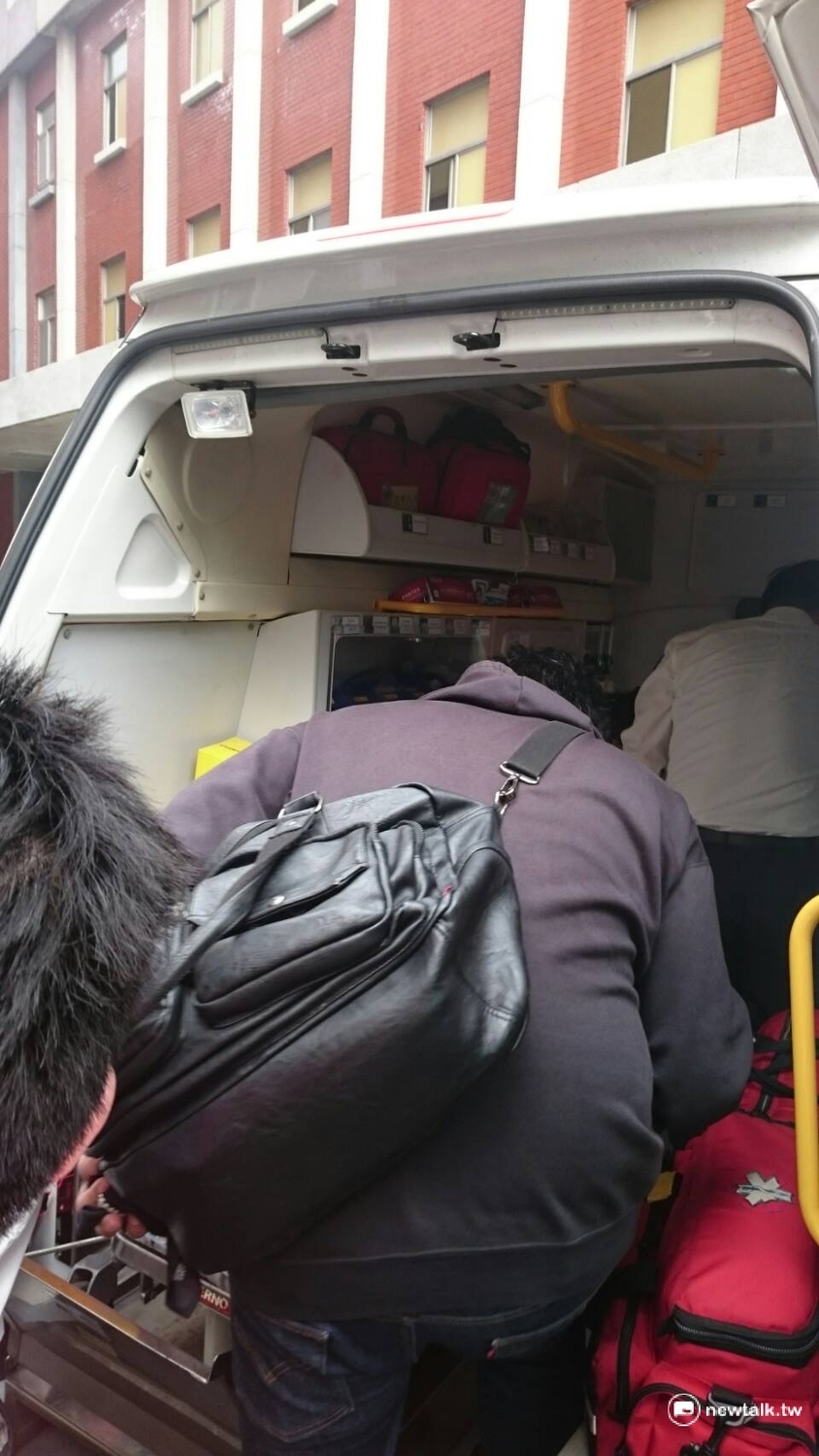 立法院31日叫來救護車緊急將環保署長魏國彥送醫。 圖：林朝億/攝