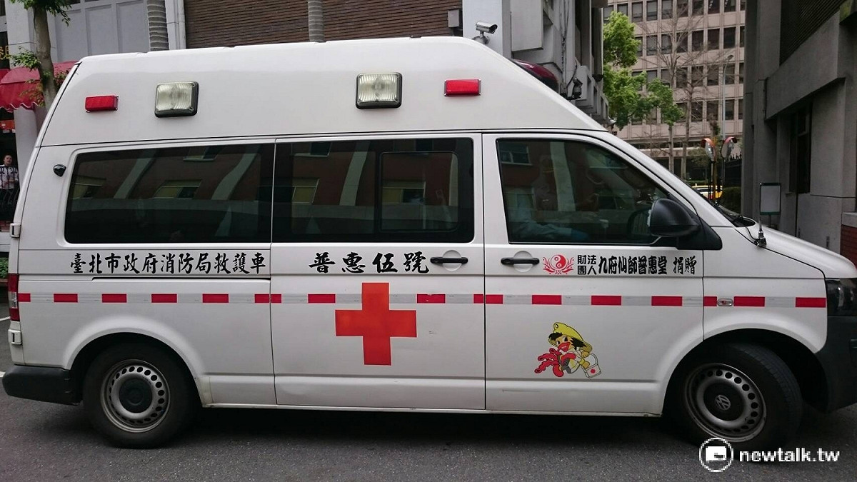 立法院31日叫來救護車緊急將環保署長魏國彥送醫。 圖：林朝億/攝