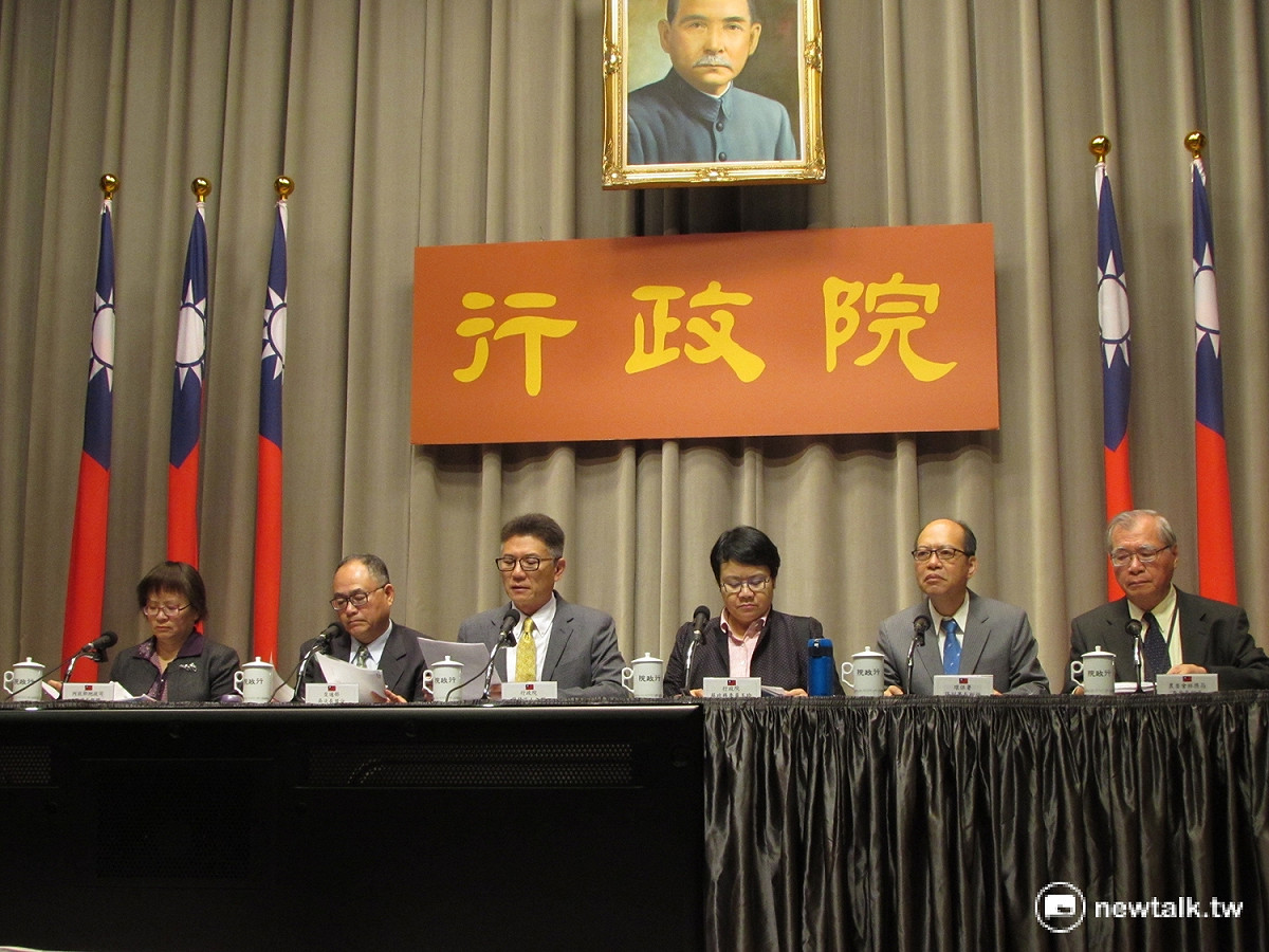 行政院長張善政31日主持行政院會時強調，希望大家同心協力清除油污，共體時艱，替正在醫院的環保署長魏國彥加油。 圖：邱珮文/攝