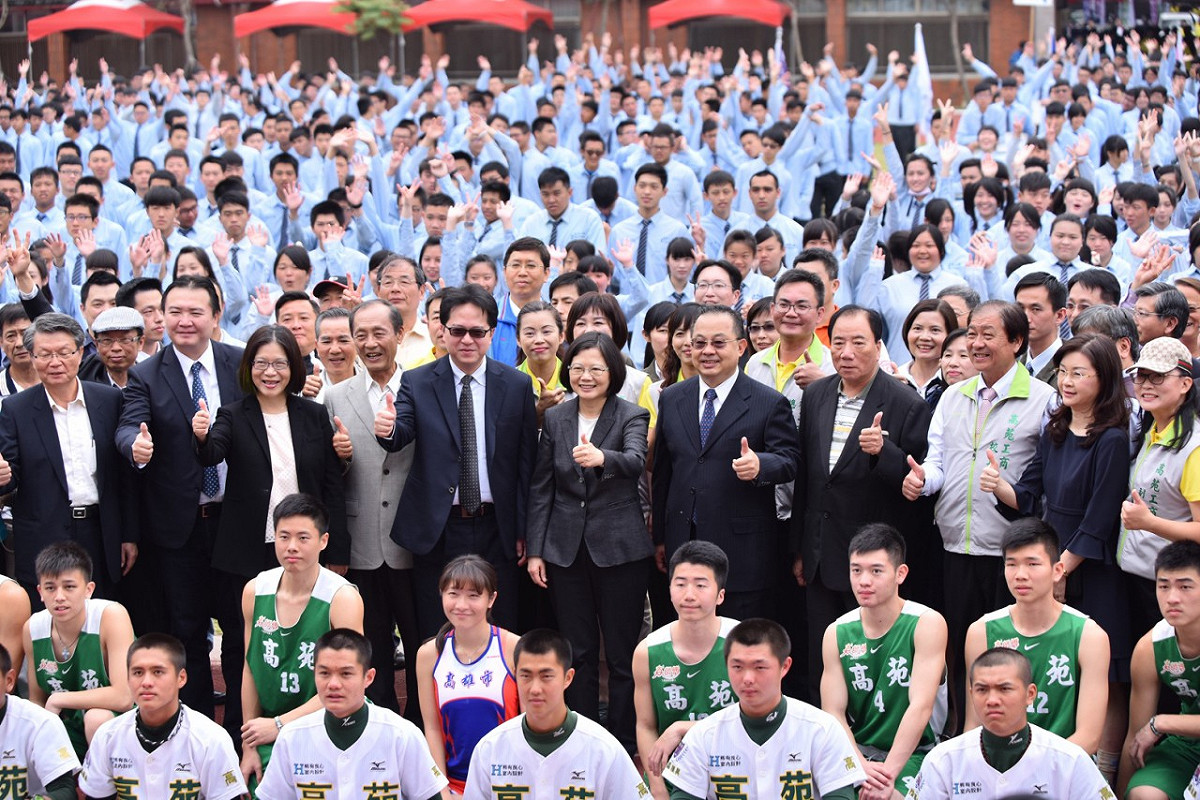 民進黨總統當選人蔡英文主席31日出席高苑工商45週年校慶，祝福所有的同學未來都像高苑畢業的陳偉殷一樣，成為各個領域裡的台灣之光。 圖：民進黨提供