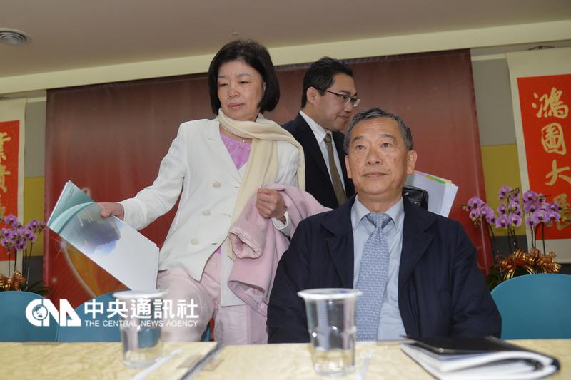 浩鼎董事長張念慈（ 前右）、總經理黃秀美（前左）等人在櫃買中心舉行記者會。 圖：中央社