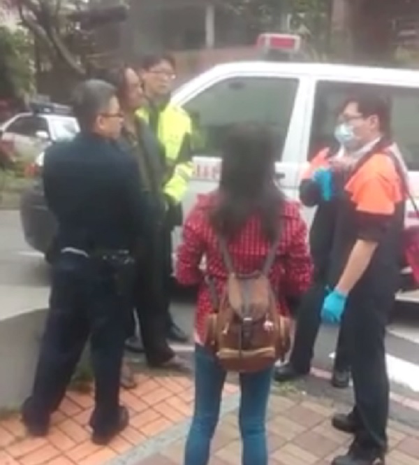 針對政治大學校園裡的「搖搖哥」31日下午遭到強制送醫一事，台北市政府衛生局澄清強調該名男子為衛生局定期關懷照護個案，訪視員評估後聯絡警察、消防人員到場協助規勸就醫。 圖：翻攝網路