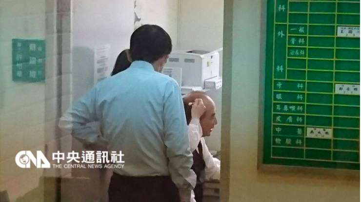 國民黨立委王金平1日赴立院國民黨黨團大會時，被黨內委員發現後腦勺流血，立即前往立院醫務室包紮。 圖：中央社