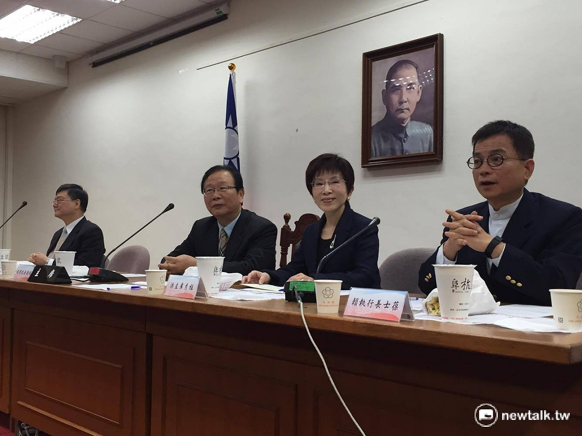 國民黨黨主席洪秀柱（右二）1日赴立院國民黨黨團大會，向黨內立委喊話，承諾讓黨內每位成員意見能充分表達。 圖：鄭佑漢／攝