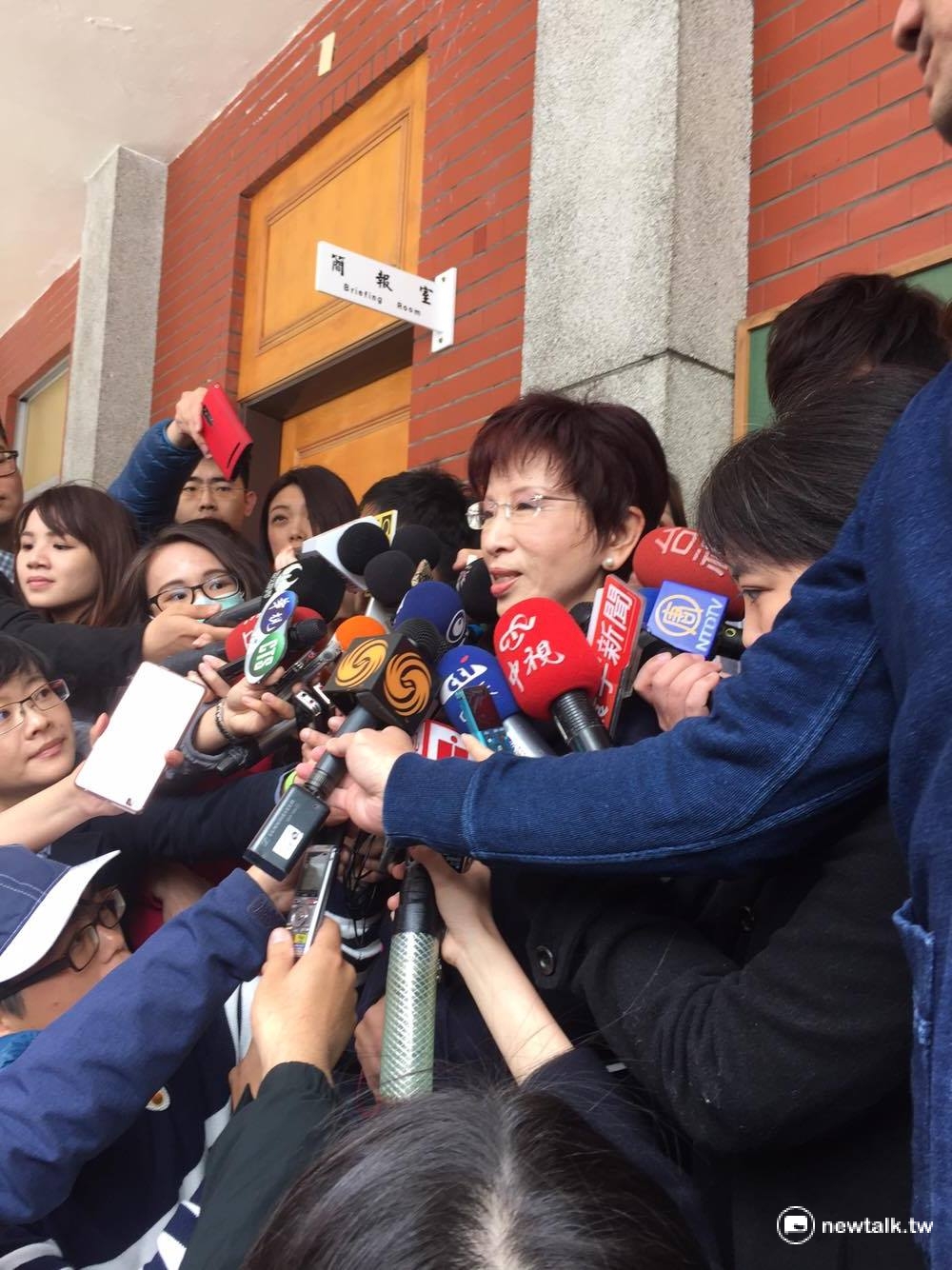 國民黨主席洪秀柱1日出席國民黨團大會，對於媒體詢問這次當選黨主席是因為「換柱補償」，洪秀柱表示：「我不喜歡聽到這樣的話」！ 圖：鄭佑漢/攝