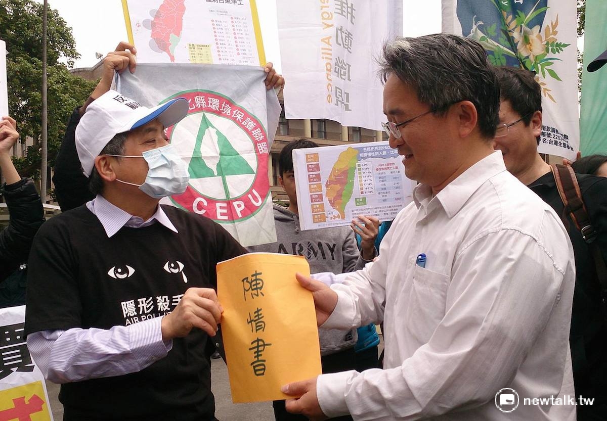 環團會後向行政院代表、經濟農業處諮議林國良遞交陳情書。 圖：邱珮文/攝