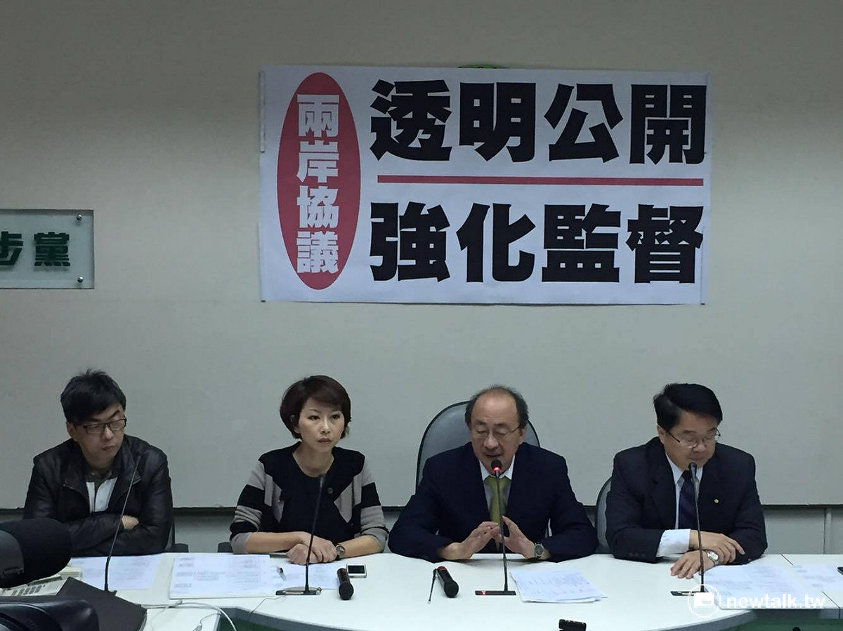 立法院民進黨團1日召開記者會，（左起）立委段宜康、書記長陳亭妃、總召柯建銘、幹事長吳秉叡列席說明「民進黨黨版兩岸監督條例」。 圖：鄭佑漢/攝