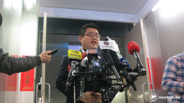 針對搖搖哥疑遭強制送醫一事，市府發言人林鶴明1日表示，過程都是按SOP處理，但手法可以再檢討。 圖：新頭殼資料照片。