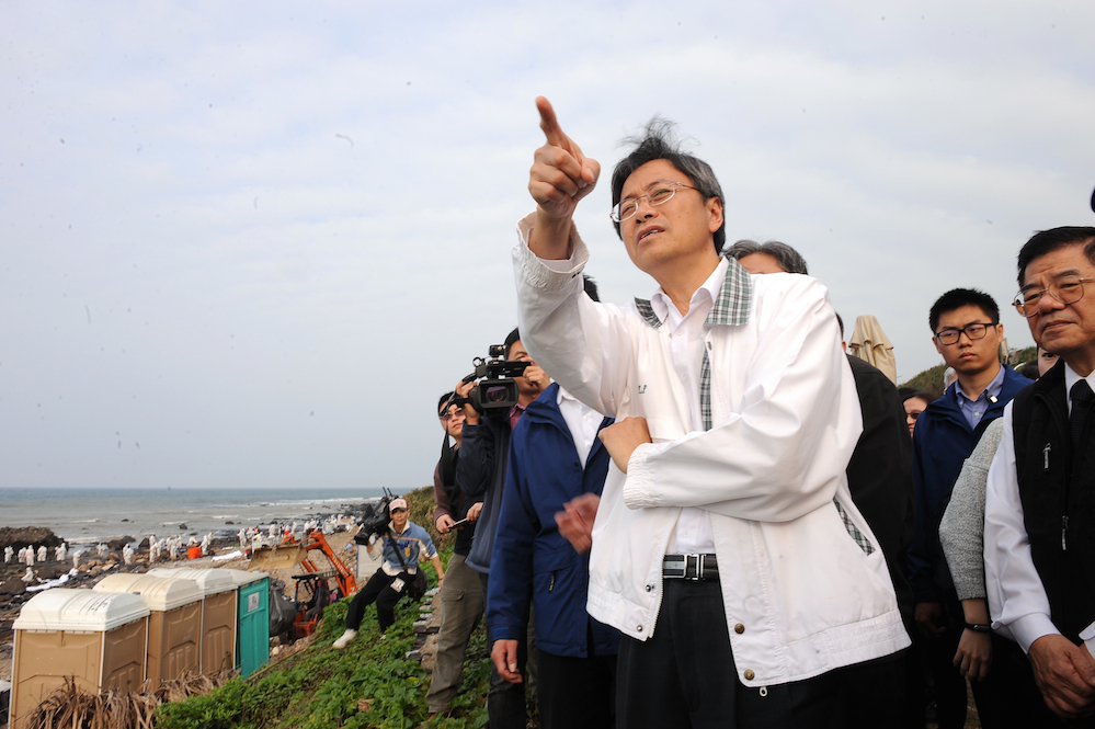 行政院長張善政1日下午視察「德翔台北」輪擱淺及後續處置情形。 圖：行政院提供