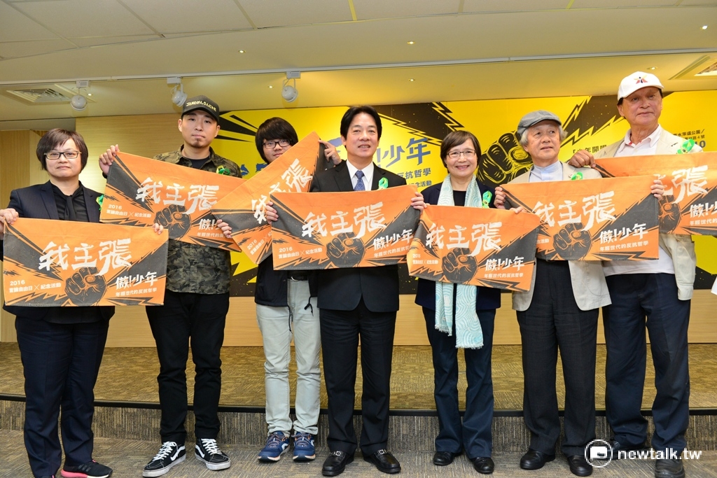 台南市長賴清德（中）、葉菊蘭（右三）等人一同秀出今年言論自由日的創作品。 圖：黃博郎/攝