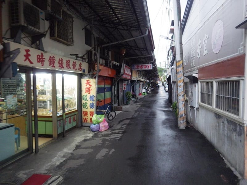 「太平商場」因房屋蓋在排水溝上方，大溝頂之名由此而來，早年曾擁有布行、時裝店、電器行、鐘錶行等高檔店家，是旗山最熱鬧的街道。 圖：高雄市政府提供