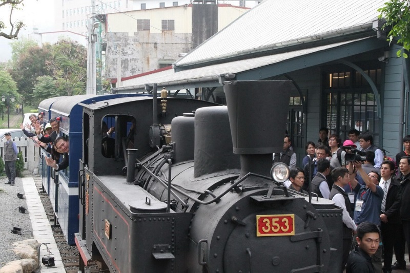 編號353蒸汽機車頭再次回到旗山車站，重現旗尾線當年風貌。 圖：高雄市政府提供