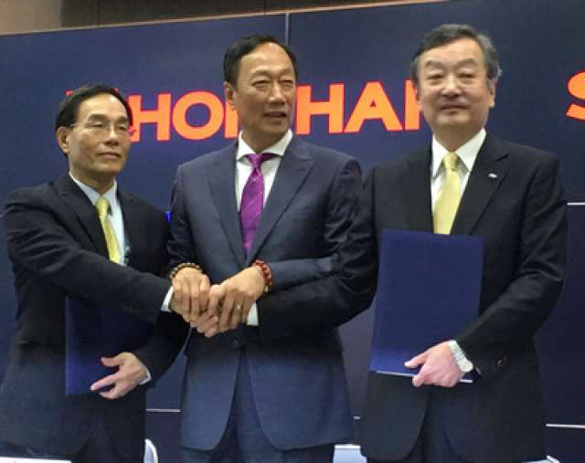 鴻海投資夏普案2日完成簽約，雙方策略聯盟，簽約由鴻海集團董事長郭台銘（中）、鴻海集團副總裁戴正吳（左）、與夏普社長高橋興三（右）共同完成。圖片來源：中央社 圖片來源：中央社