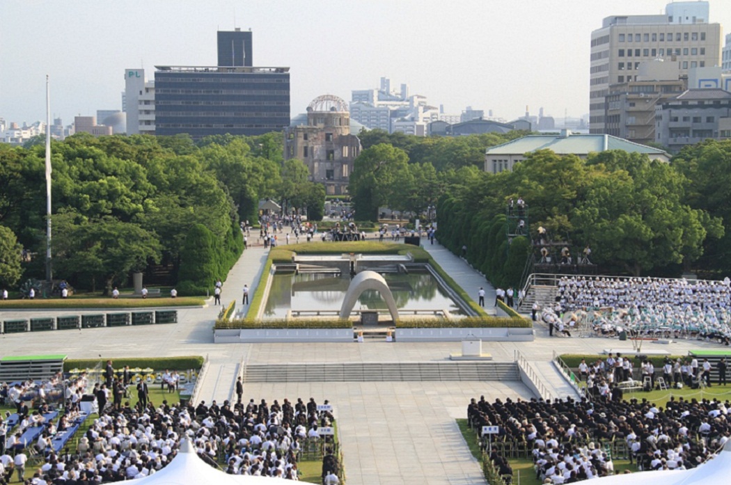 日本極力促成擁核國家的外交部長前往參訪廣島和平紀念公園，見證核爆的慘狀，圖為2013年紀念儀式。 圖：翻攝廣島市官網