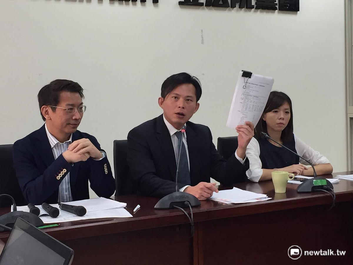 時代力量黨團6日召開記者會，針對「巴拿法密件」風暴，立委黃國昌（中）痛批「所得稅法修正草案」至今延宕，朝野應該儘速達成共識，通過法案。 圖：鄭佑漢/攝