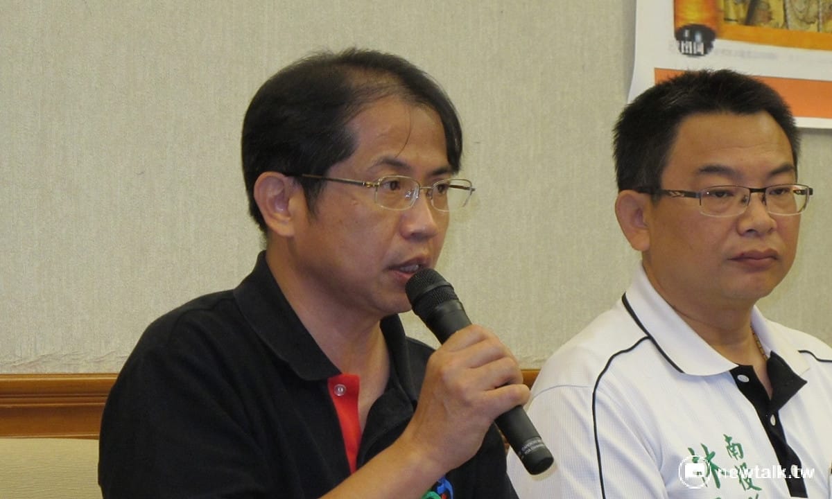 南投縣教師工會理事長施榮亮（左）控訴縣長林明溱藉由取消會務假，打壓工會運作。 圖：林朝億/攝
