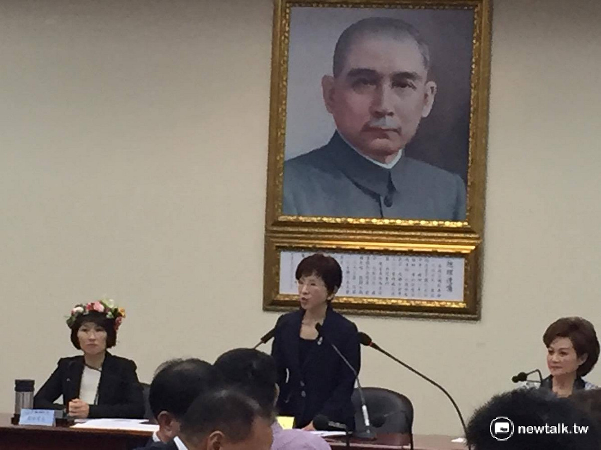 國民黨黨主席6日出席國民黨新任立法院黨團幹部授證典禮，她表示，未來為了發揮最大的戰力，未來黨團選出的總召必然是政策會副執行長。 圖：鄭佑漢/攝