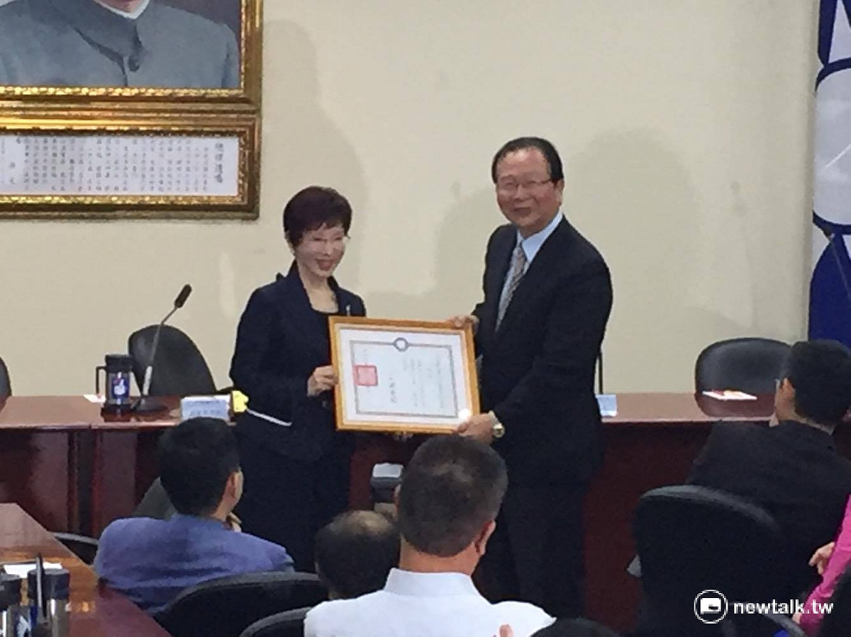 國民黨主席洪秀柱（左）6日出席中常會舉行的新任立院黨團幹部授證典禮，並陸續公布了黨內的人事佈局，其中一口氣公布了7位副秘書長，其中包含了現任黨團書記長林德福（右）。 圖：鄭佑漢/攝