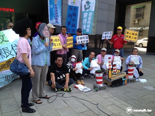 高雄小港大林蒲居民與環保團體7日北上環保署舉辦記者會，並上演行動劇，要求環保署撤銷南星二期土地開發計畫範疇界定會議，並邀請準總統蔡英文到當地長住。 圖：周富美/攝