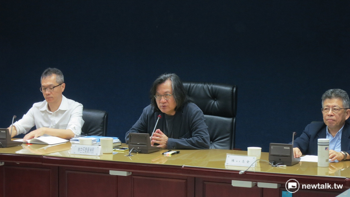 北市都發局7日上午召開「大巨蛋公共安全都市設計審議及防災專家諮詢會議」，討論大巨蛋公安問題。 圖：呂佳峻/攝