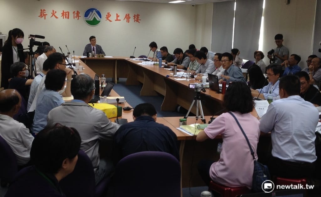 環保署4月7日上午召開南星2期開發計畫範疇界定會議，高雄小港區沿海6里里長共同出席要求台灣港務公司提出改善計畫再行審議。 圖：周富美/攝