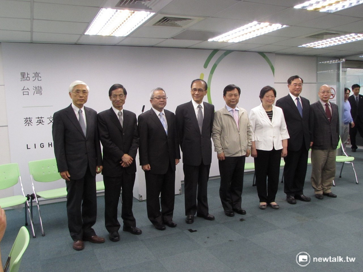 準閣揆林全7日與媒體茶敘，帶領首波新內閣閣員公開亮相。 圖：邱珮文/攝