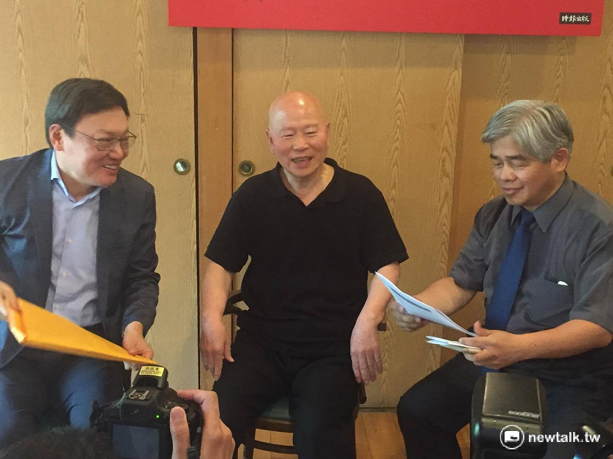 前民進黨主席許信良（中）7日出席「波濤滾滾：1986-2015兩岸談判30年關鍵秘辛」新書發表會時樂觀表示，蔡英文在處理兩岸問題上經驗豐富。 圖：鄭佑漢/攝