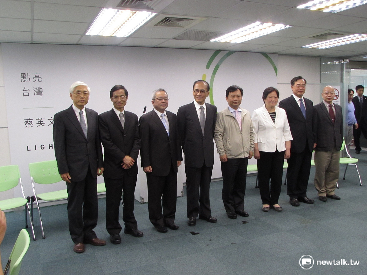 準閣揆林全7日舉行媒體茶敘，一口氣公佈副閣揆、衛福部長以及5位政務委員名單。 圖：邱珮文/攝