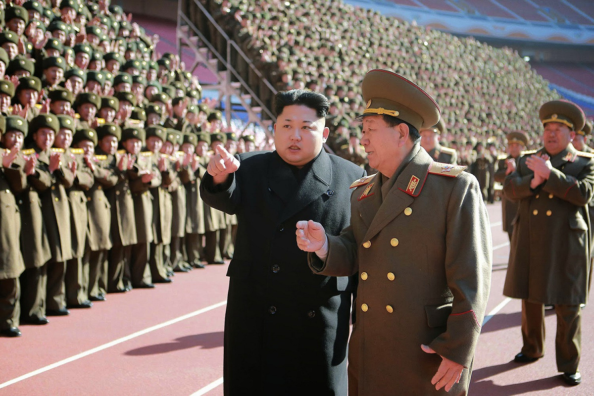 朝鮮最高領導人金正恩（左）時常參與軍事活動，近年來頻繁以飛彈試射威嚇鄰國。 圖：達志影像/路透社資料照片