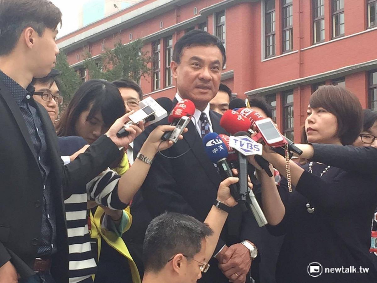 立法院院長蘇嘉全（中）8日赴立院院會前受訪，針對林全內閣公布的新一波名單，認為不論是學經歷與專長都是非常合適，對整體新內閣的團隊有正面幫助。 圖：新頭殼資料照片