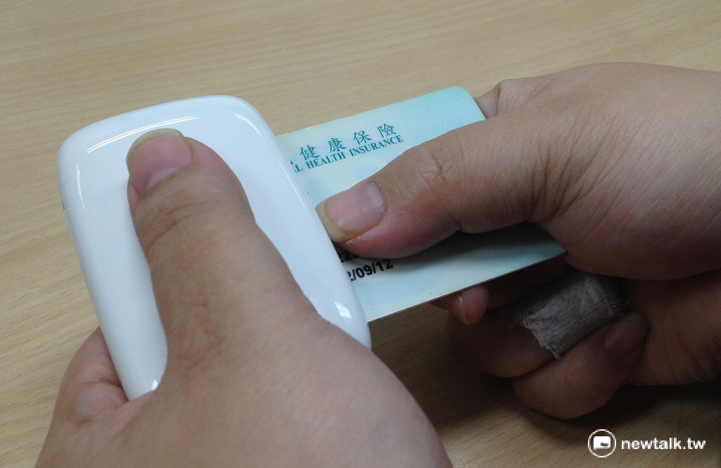 健保署即日起開放公司行號雇主以健保卡申辦員工勞健保加退保作業，節省不少掛號郵寄紙本的時間及成本。 圖:周富美/攝