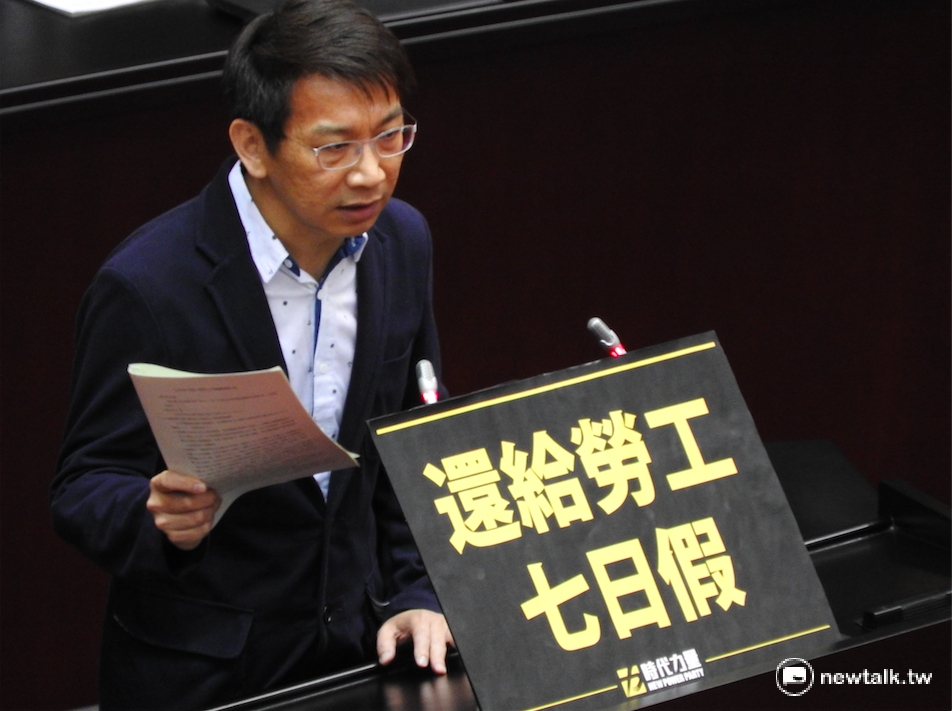 立法院8日決議「勞動基準法施行細則第23條」，針對勞動部砍掉勞工7天國定休假日，要求退回行政院更正或廢除。時代力量立委徐永明8日赴立院院會痛批，勞動部用刪減工時混淆視聽。 圖：鄭佑漢/攝