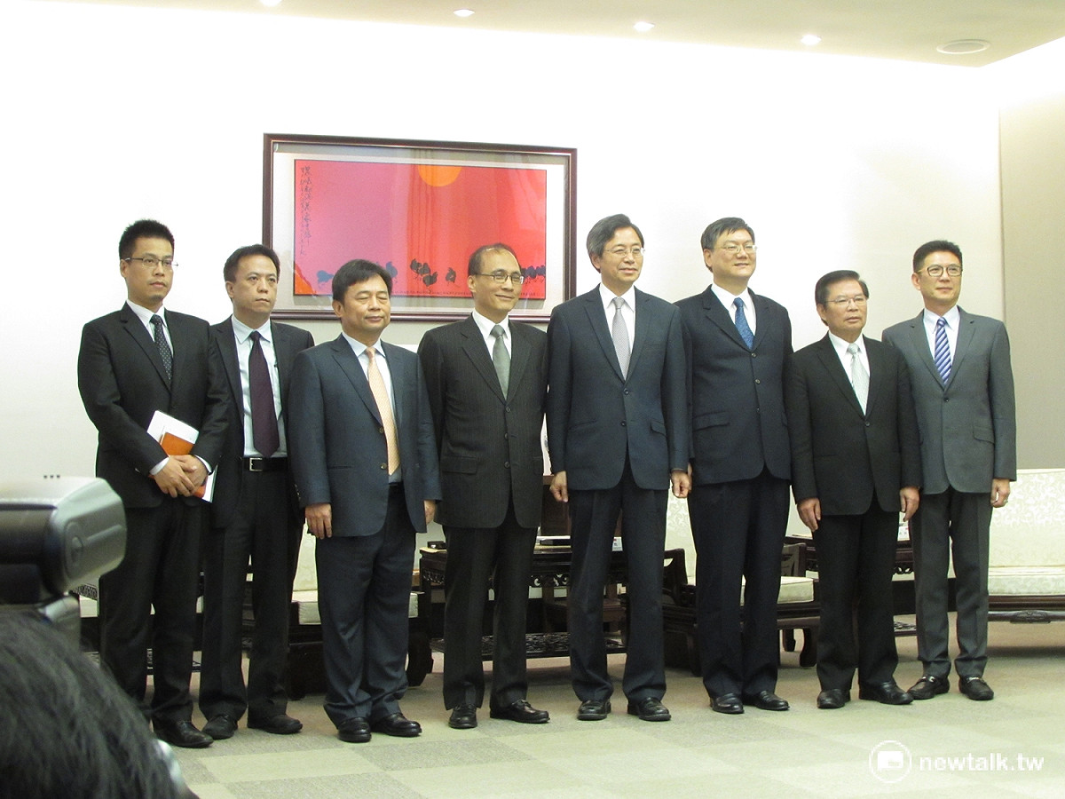 民進黨與會者包括準行政院長林全、準副閣揆林錫耀、中央黨部政策會首席副執行長施克和及中央黨部新聞部主任黃重諺。行政院方面則是院長張善政、副院長杜紫軍、秘書長簡太郎及發言人孫立群出席。 圖：邱珮文/攝