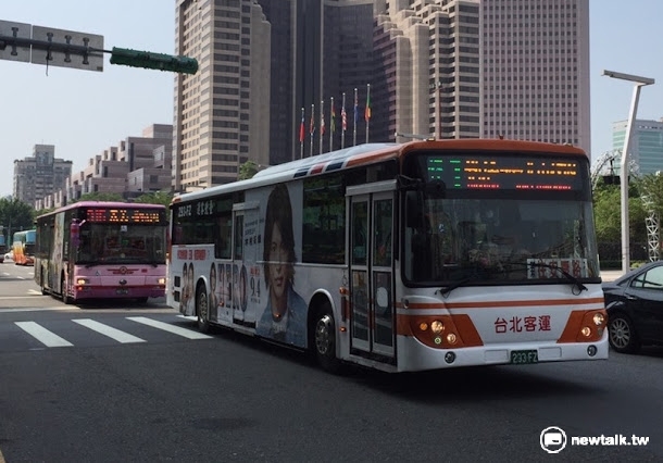 傳北市公車將採里程計費，對此，北市公運處澄清僅是研擬方案，並非市府定案。 圖：新頭殼資料照片